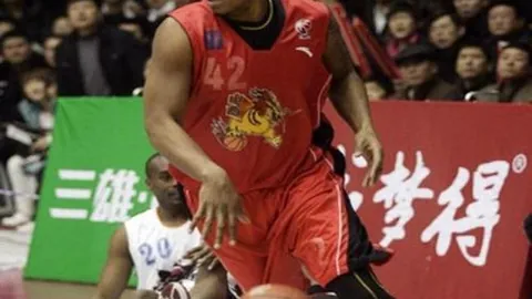 《奥维耶多皇室对决塞尔塔！拜利领衔出战，马科斯-阿隆索领衔阵容，萨拉戈萨再现赛场风云》