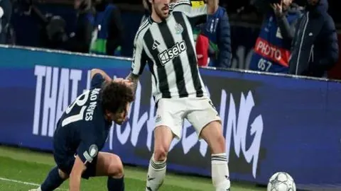 16岁新星首登赛场，丹斯71分钟后被恩古莫哈替下